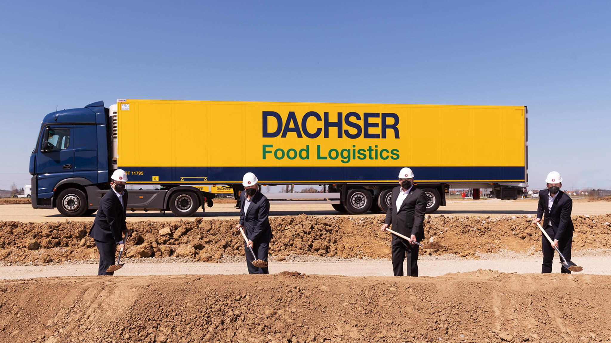 Groundbreaking ceremony in Memmingen - v.l.t.r. Stefan Hohm, CDO DACHSER; Thomas Henkel, General Manager DACHSER Logistics Center Allg&auml;u; Manfred Schilder, Mayor City of Memmingen; Alexander Tonn, COO Road Logistics