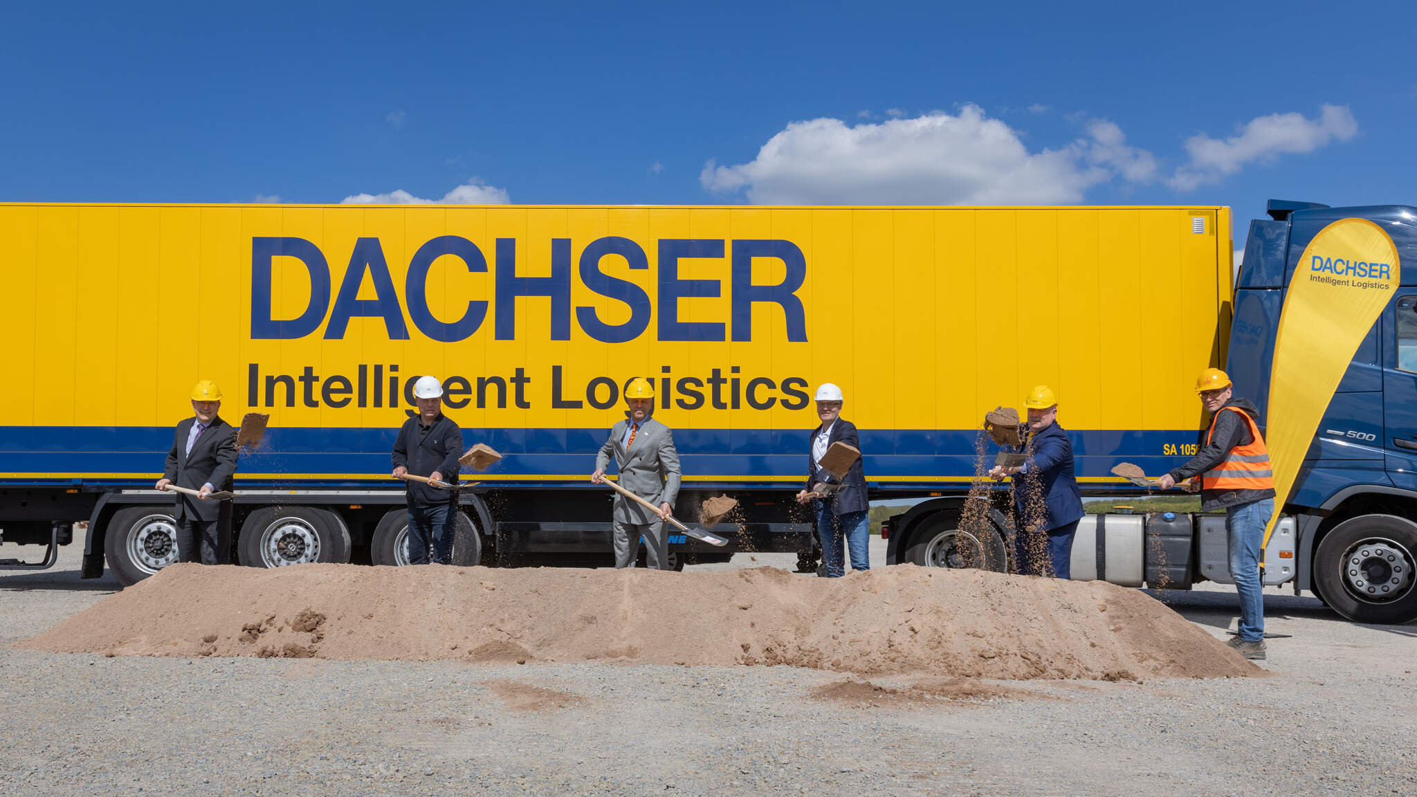 From left to right: Andr&eacute; Tonat, Sales Manager DACHSER Erfurt, Michael Beyer, Project leader, OFB Projektentwicklung, Dr. Rimbert J. Kelber, General Manager DACHSER Erfurt, Ralph Holeschovsky, General Manager Helaba Immobiliengruppe, Hardy Kutz, Contract Logistics Manager DACHSER Erfurt, Andras Hagen, Project leader Max B&ouml;gl, Developer