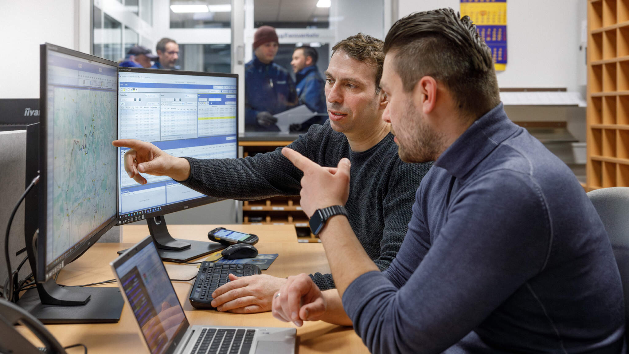 Application specialist Dennis Adler (right) speaks with Muhammet Yilmaz from Transport Scheduling.
 